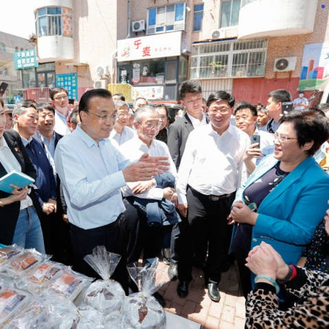 李克強稱贊地攤經濟、小店經濟:是人間的煙火,是中國的生機